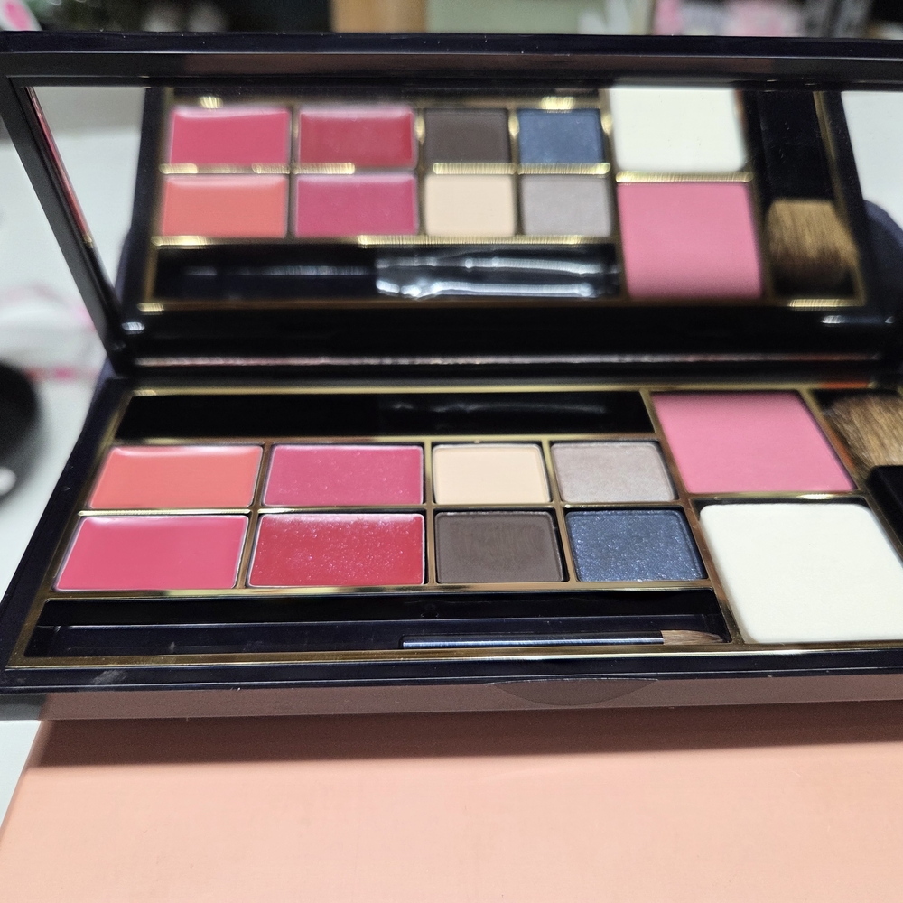 Estee Lauder Pink & Neutral Makeup Palette - Blush, Eyeshadows & Lip Shades - Picture 3 of 6